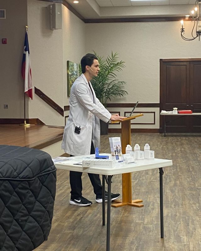 This past Saturday, Dr. Byrne educated the community at Heritage at Towne Lake on the importance of skin health and sun protection! Dr. Byrne promoted skin safety habits that promote better skin health and educated the community on both skin cancer as well as the importance of regular follow up with a board-certified dermatologist. Great job Dr. Byrne!